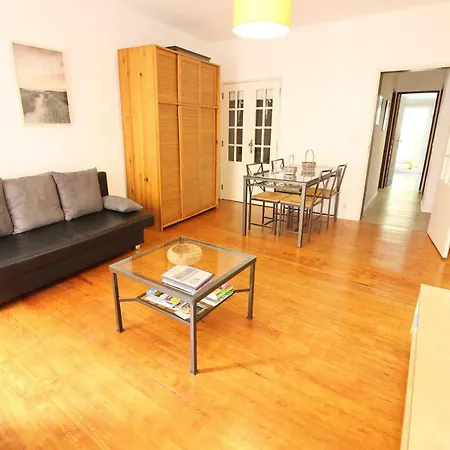 Center Two Bedroom & Terrace 公寓